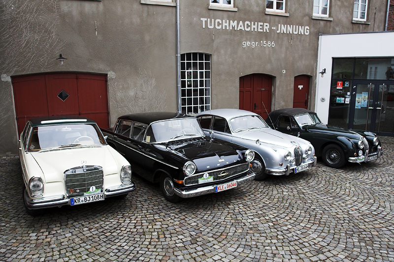 TuchmacherFC.jpg - Benz, Opel und 2x Jaguar vor dem Tuchmachermuseum