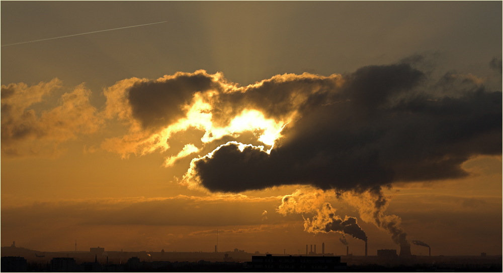 Kraftwerk2FC.jpg - Die Sonne und das Kraftwerk Reuter West malen ein schönes Bild in den Himmel.
