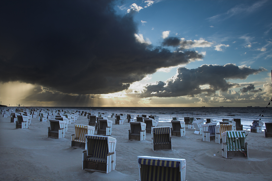 Strandkoerbe.jpg - Die meisten Leute haben sich schon vor dem drohenden Regen in Sicherheit gebracht. Nicht aber der ambitionierte Sonnenuntergangsknipser... Strand von Wangerooge.