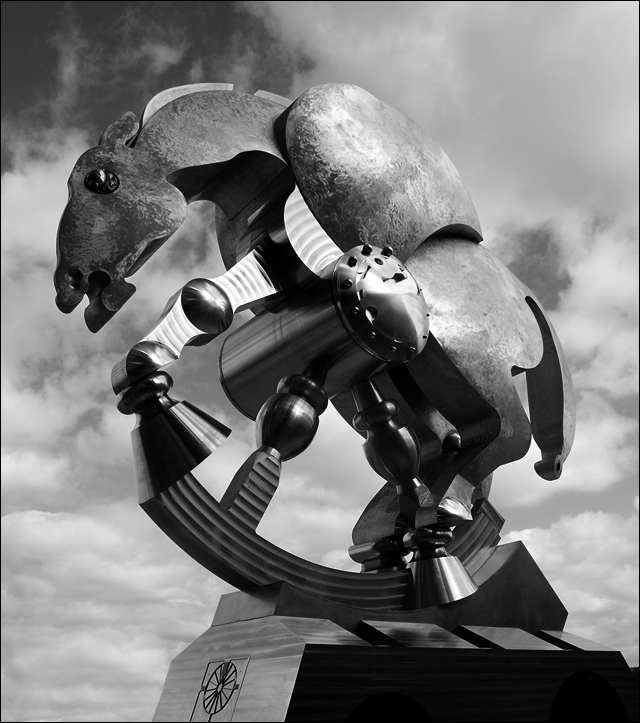 Steelhorse.jpg - Skulptur aus Stahl am Berliner Hauptbahnhof.