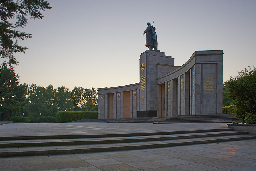 DenkmalFC.jpg - Sowjetisches Ehrenmal an der Straße des 17. Juni. Die Sonne verschwand vor wenigen Minuten.