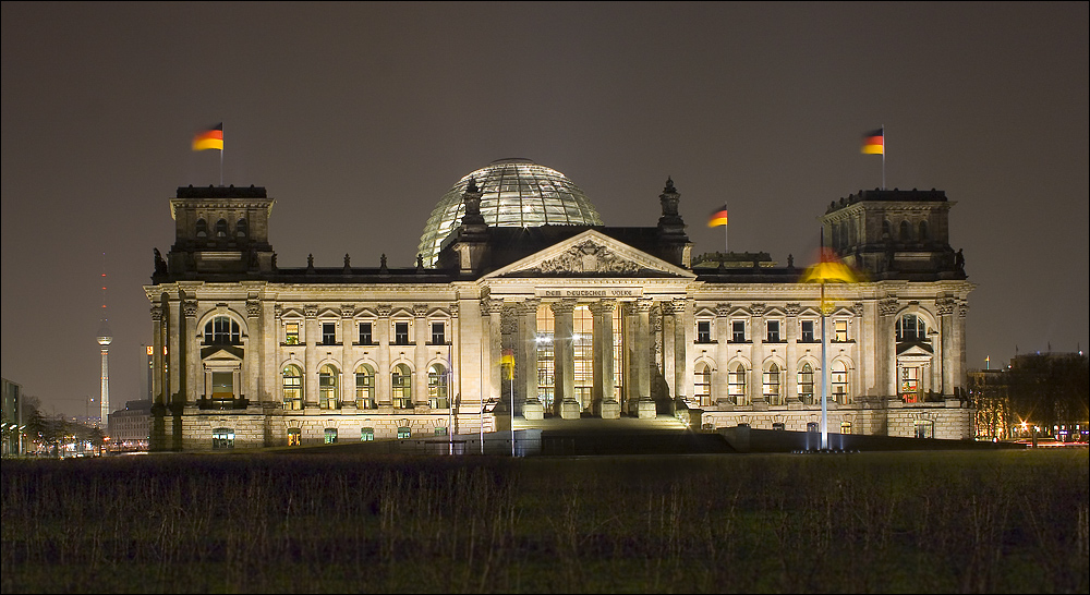 Reichstag_nachts_2FC.jpg - Der berühmte Reichstag (Bundestag).