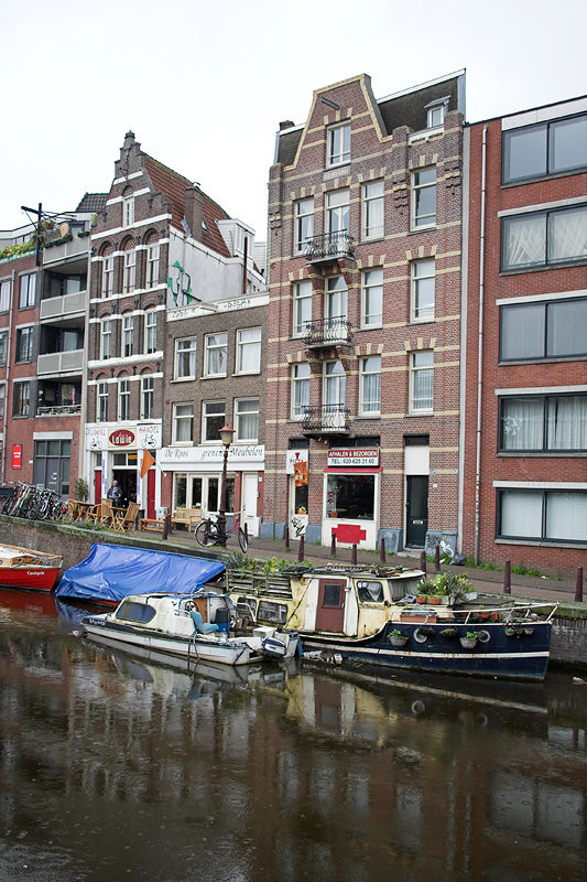 ams002.jpg - Alte Häuser, Grachten und Kähne - ja das ist Amsterdam!