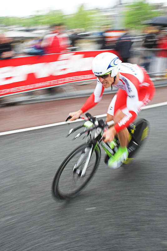 ams027.jpg - An dem Tag fand eine Etappe des Giro in Amsterdam statt. Ich habe "Mitzieher" geübt...