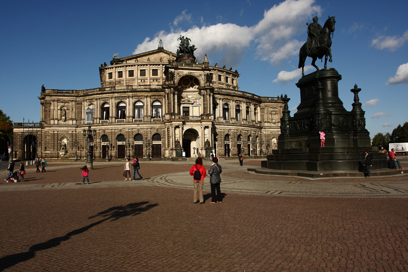 Dresden-(71).jpg - Die Semperoper mit König Johann im Vordergrund.