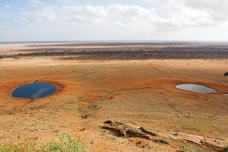 Kenia_2011-(74).jpg - Die Weiten des Tsavo Ost Nationalparks.