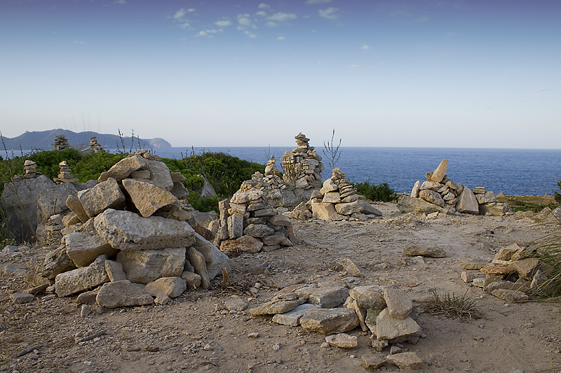 SteineFC.jpg - Auf der Spitze der Halbinsel Punta de n'Amer wurden massenhaft kleine Türmchen aus Felsbrocken aufgehäuft.