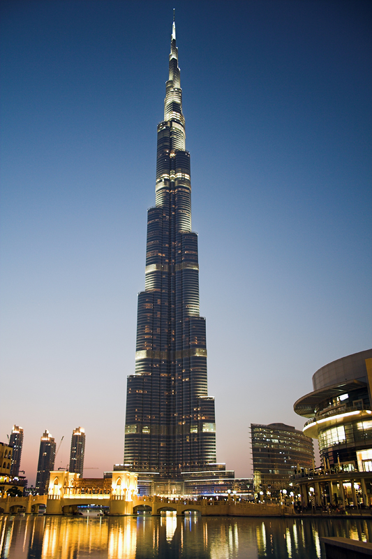 dubai05.jpg - Abends gehen am Burj Khalifa die Lichter an...