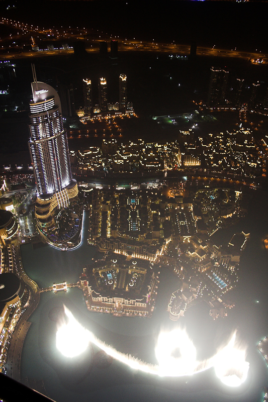 dubai09.jpg - Blick vom Burj Khalifa auf die Wassershow der Mall of Dubai.