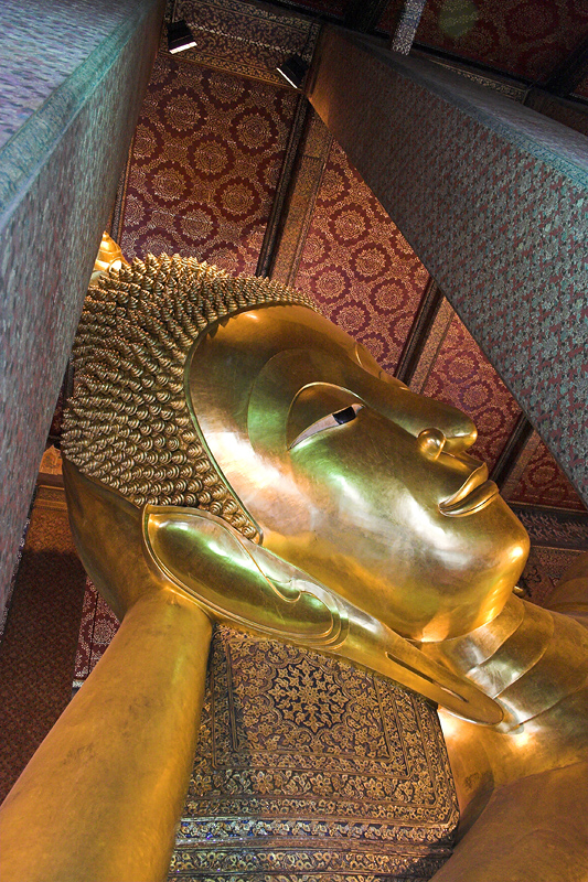 thai13.jpg - Der riesige "liegende Buddha" im Wat Pho.