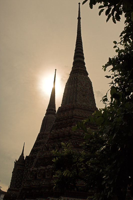 thai17.jpg - Tempel im Gegenlicht.