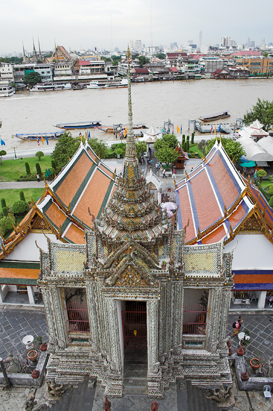 thai19.jpg - Blick über den Maenam Chao Phraya vom Wat Arun.