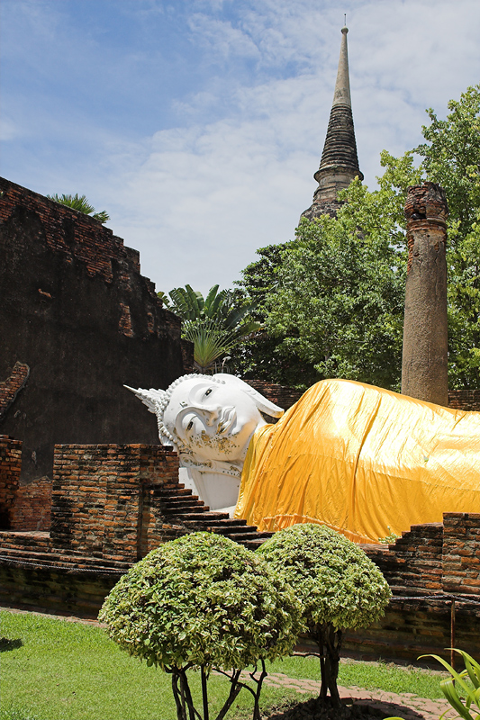 thai26.jpg - Buddha in Ayutthaya.