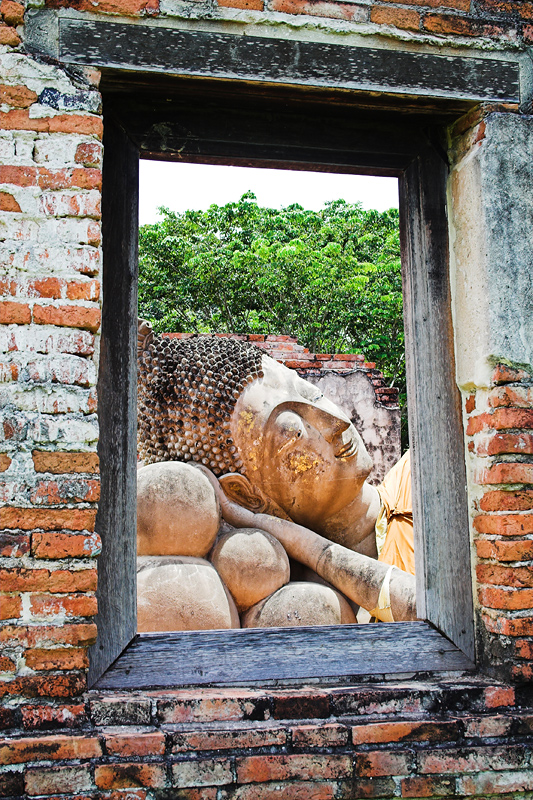 thai31.jpg - Buddha gesichtet durch ein Fenster in Ayutthaya.