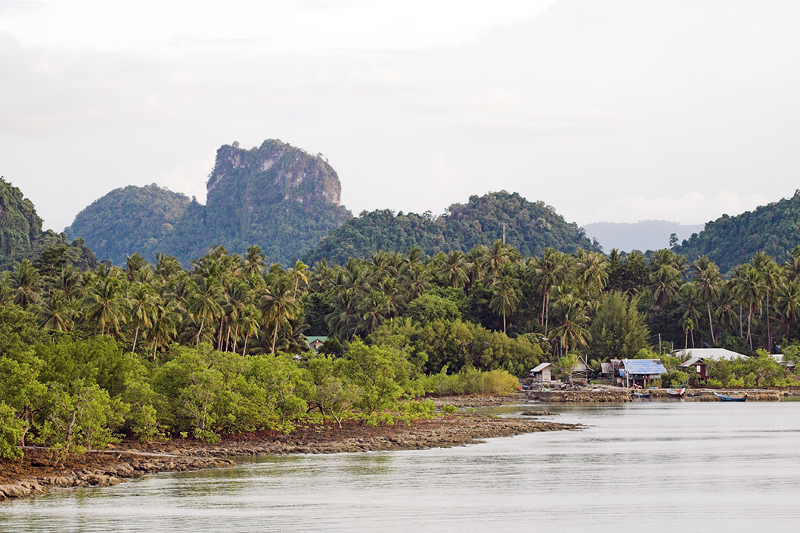 thai34.jpg - Blick zurück auf's Festland bei der Fährfahrt von Don Sak nach Koh Samui.