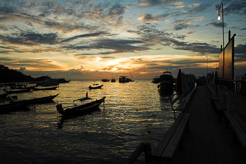 thai41.jpg - Sonnenuntergang im Hafen von Koh Tao.