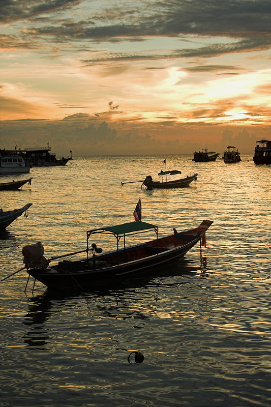 thai42.jpg - Sonnenuntergang im Hafen von Koh Tao.