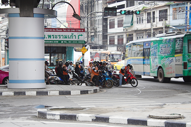 thai53.jpg - In Bangkok gibt es sehr viele Mopeds, Autos und Busse -> Chaos!