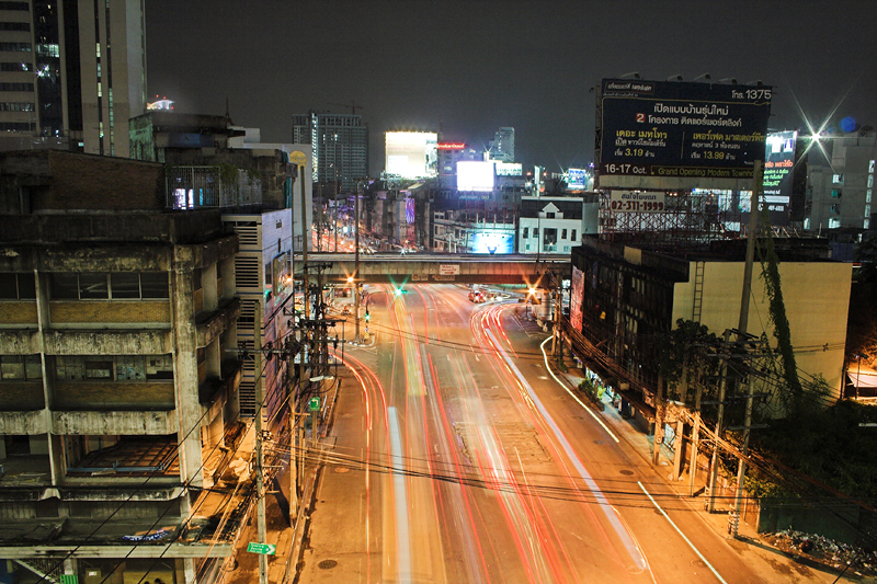 thai57.jpg - Blick von der Ratchaprarop Station auf das nächtliche Straßen-Wirrwarr.